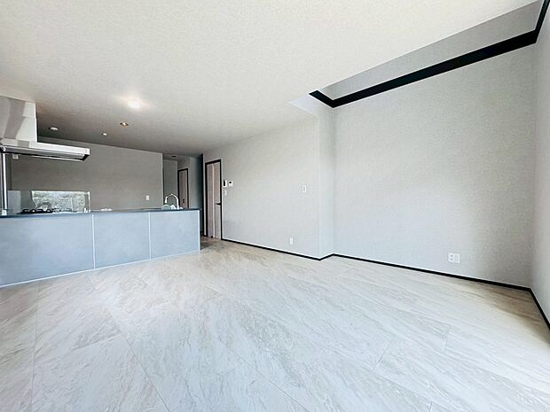 明るいリビングルームは自然と家族が集まるコミュニケーションの場所に