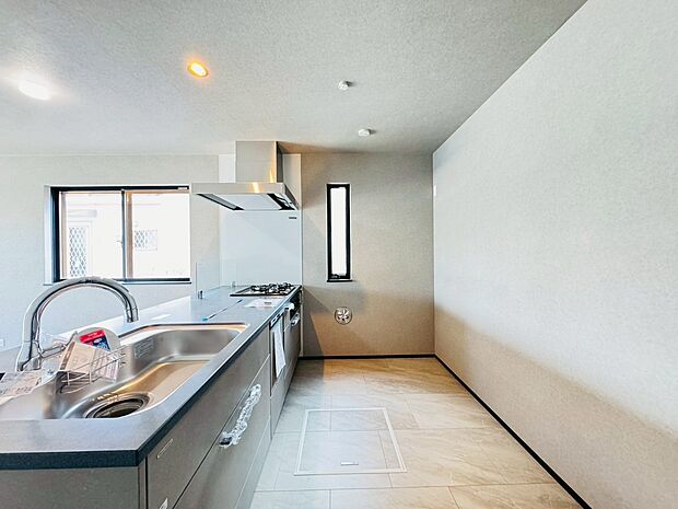 リビングの様子を見渡せる明るい対面キッチンで楽しくお料理出来ますね