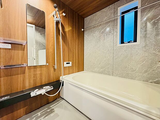 大きなお風呂で足を伸ばして一日終わりの大事なリラックスタイムに…