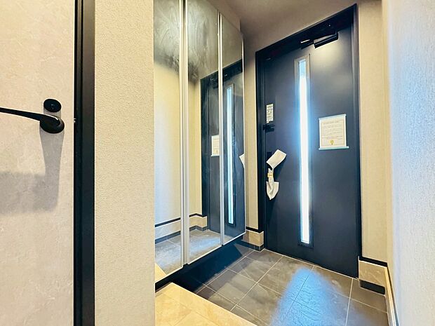 明るさとコントラストを兼ね備えた玄関