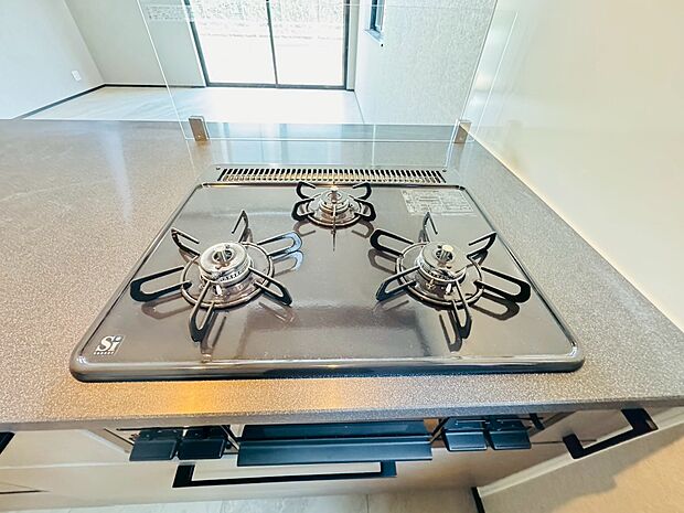 3口ガスコンロでお料理のスピードもUP。効率よくお料理ができますね