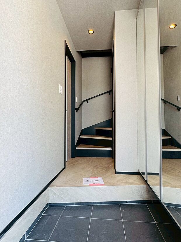 明るさとコントラストを兼ね備えた玄関