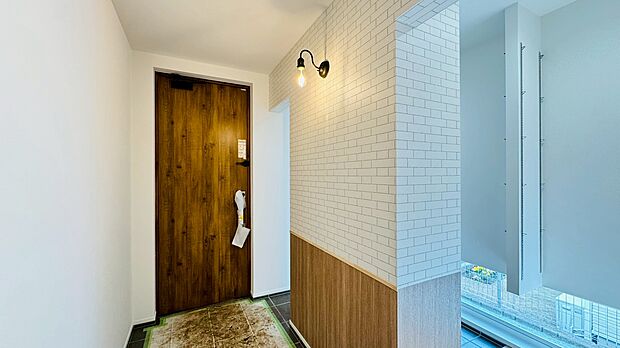 落ち着いた雰囲気の玄関、家族の帰りを暖かく迎えてくれます