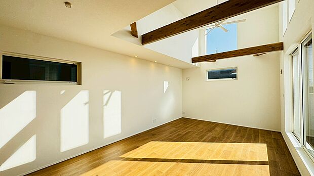 広々としたリビングは、お好みのインテリアで家族団らんの空間に