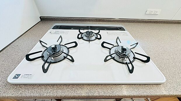 3口ガスコンロでお料理のスピードもUP。効率よくお料理ができますね