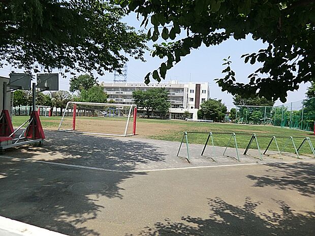 府中市立白糸台小学校　距離約720m