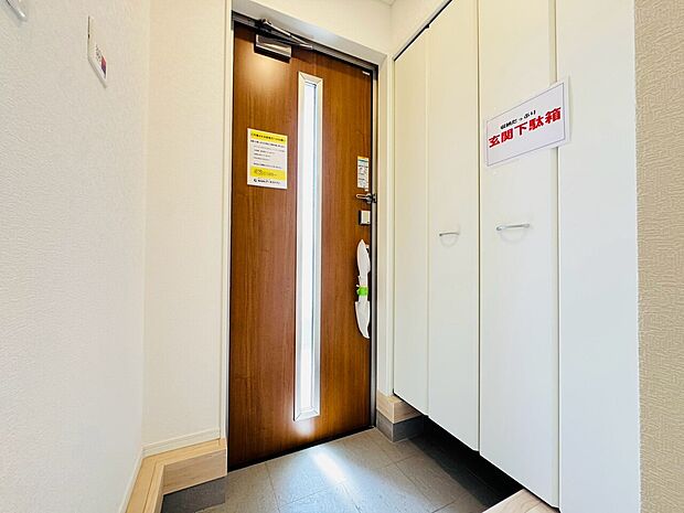 明るさとコントラストを兼ね備えた玄関