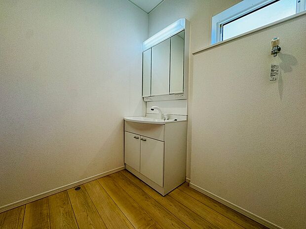 歯ブラシや洗面グッズなども収納できる三面鏡はお手入れも簡単です！