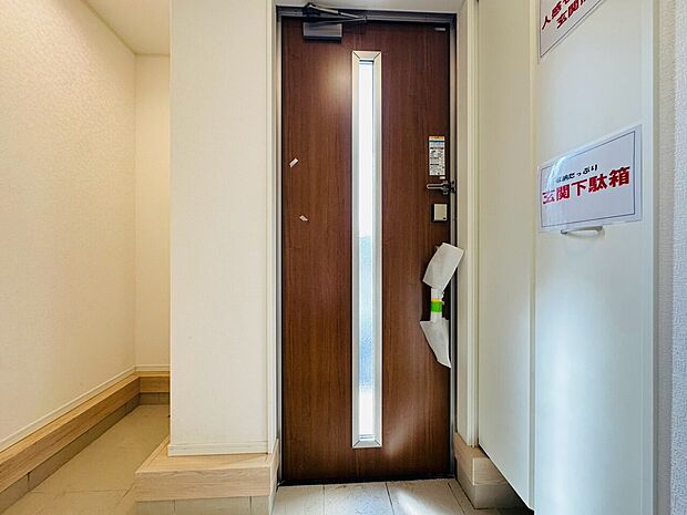 明るさとコントラストを兼ね備えた玄関