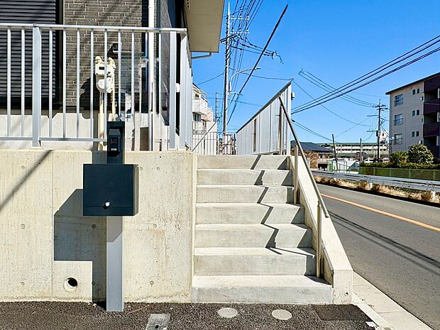 カラーモニター付インターホンで、安心のセキュリティシステム〜 お気軽にお問い合わせください 〜