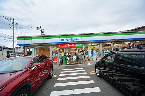 ファミリーマート　日本文化大入口店　距離約550m