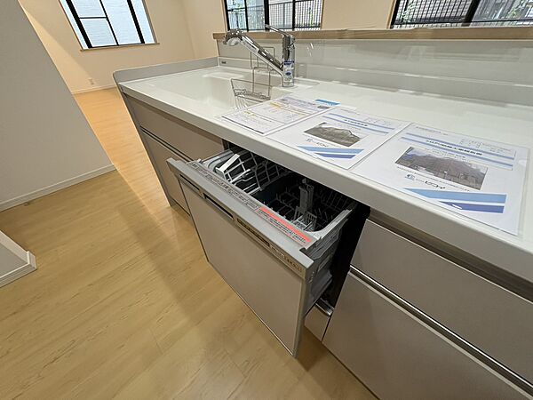シンプルな引き出し収納があるキッチンの一部