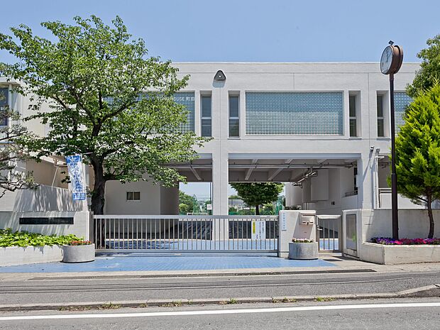 横浜市立あざみ野中学校 距離約1700m