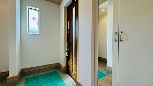 落ち着いた雰囲気の玄関、家族の帰りを暖かく迎えてくれます