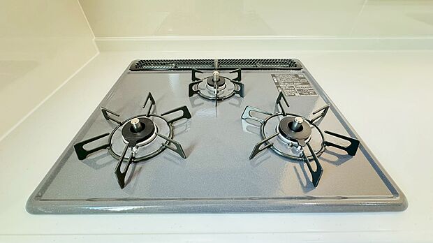 3口ガスコンロでお料理のスピードもUP。効率よくお料理ができますね