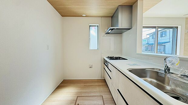 対面キッチンからはリビング全体が見渡せてお子様がいても安心な空間