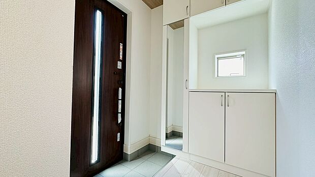 落ち着いた雰囲気の玄関、家族の帰りを暖かく迎えてくれます