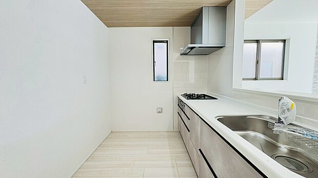 対面キッチンからはリビング全体が見渡せてお子様がいても安心な空間