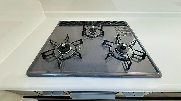 3口ガスコンロでお料理のスピードもUP。効率よくお料理ができますね