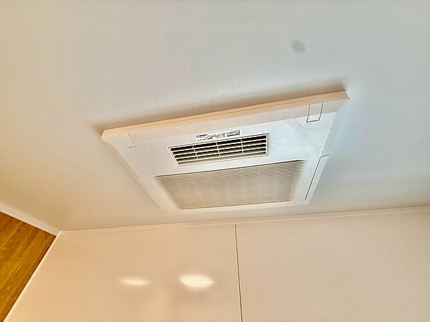 浴室に設置された換気乾燥機の天井埋め込み型ユニット