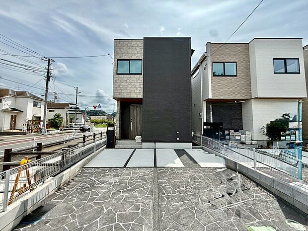 ツートンカラーの現代的な住宅の外観です