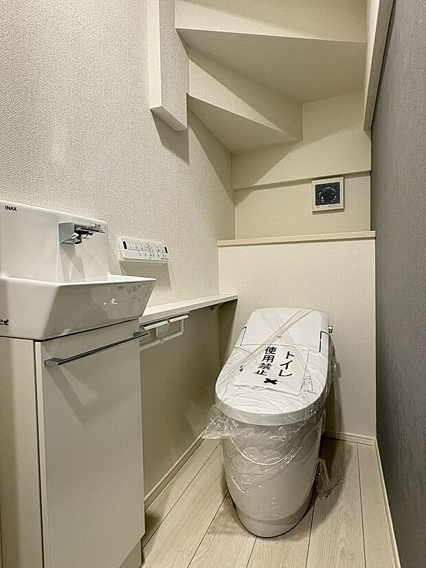 洗濯機と温水洗浄便座付きトイレ