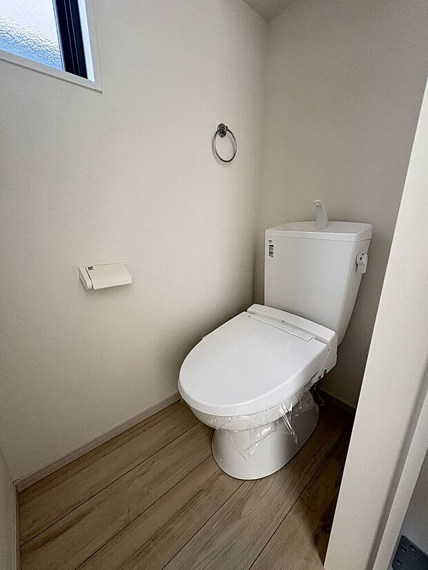 シンプルで清潔感のあるトイレ空間です
