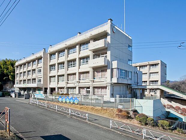 厚木市立玉川中学校 距離約1100m