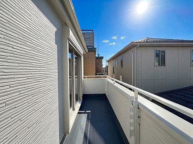 建物間の細い通路と手すり付きのバルコニー
