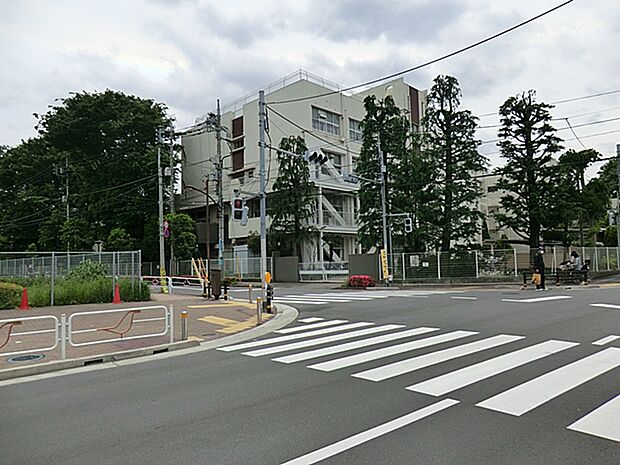 府中市立本宿小学校　距離約550m