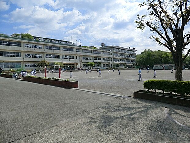 町田市立鶴川第三小学校 距離約720m