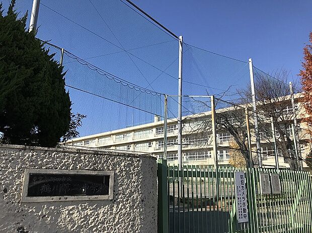 町田市立鶴川第二中学校　距離約560m