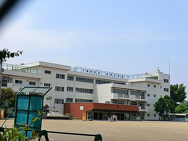府中市立日新小学校　距離約560m