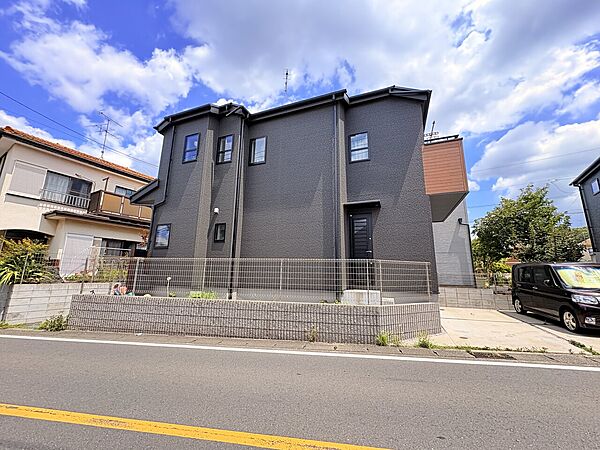 道路沿いに建つ2階建ての住宅の外観です