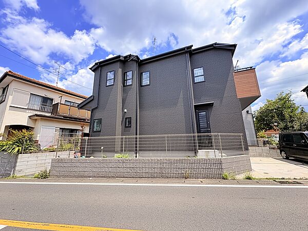 住宅街にある2階建ての黒い外観の家