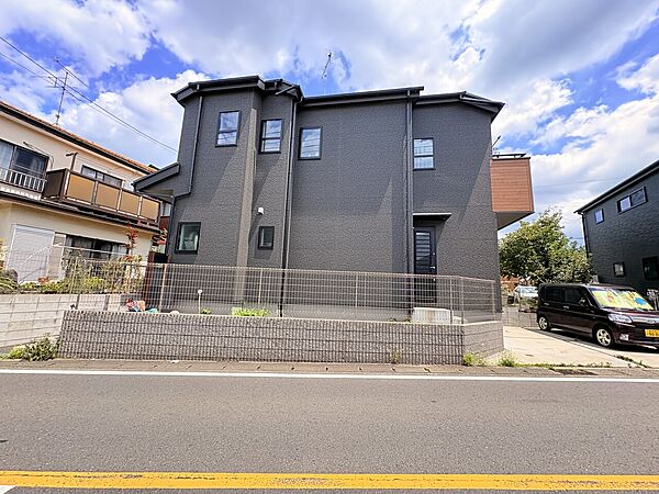 道路沿いに建つ2階建ての住宅の外観です