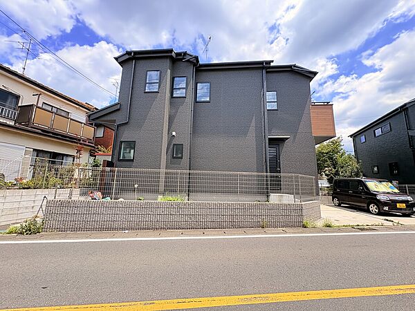 2階建ての住宅で周囲は住宅街に位置します