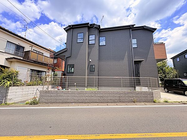 2階建ての住宅、周囲は住宅街で静かな環境です