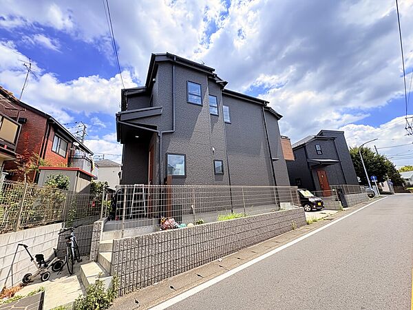 閑静な住宅街にある2階建ての戸建て外観です
