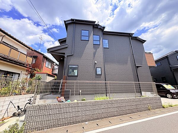道路沿いの角地に建つモダンな2階建て住宅外観