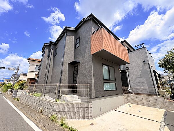 モダンなデザインの2階建て住宅の外観です