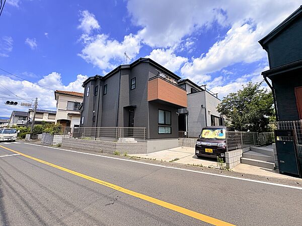 南向きで日当たり良好な2階建ての住宅外観です
