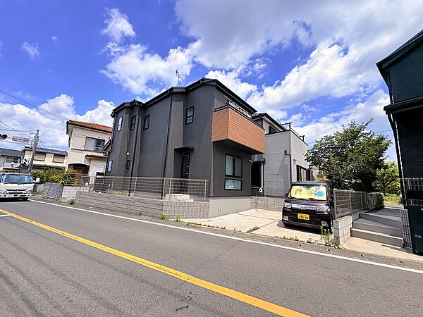 住宅街にある二階建ての黒い外観の住宅です