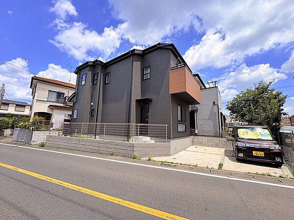 黒い外壁が特徴の近隣に住宅がある戸建て外観です