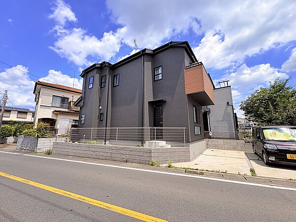 道路沿いの2階建て住宅の外観写真です