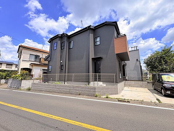 道路沿いに建つモダンなデザインの住宅外観です