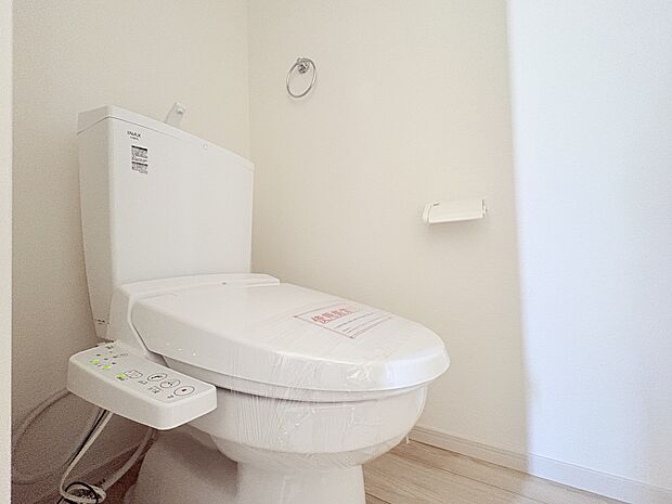 トイレには快適な温水洗浄便座付