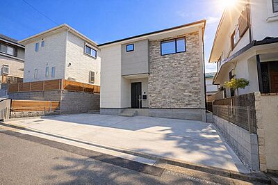 外観：完成済の新築一戸建て、是非一度ご見学ください！
