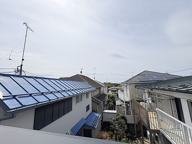 太陽の光が降り注いで洗濯物もよく乾きますね