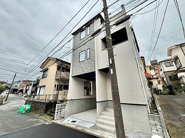 道路沿いに建つ3階建て住宅の外観
